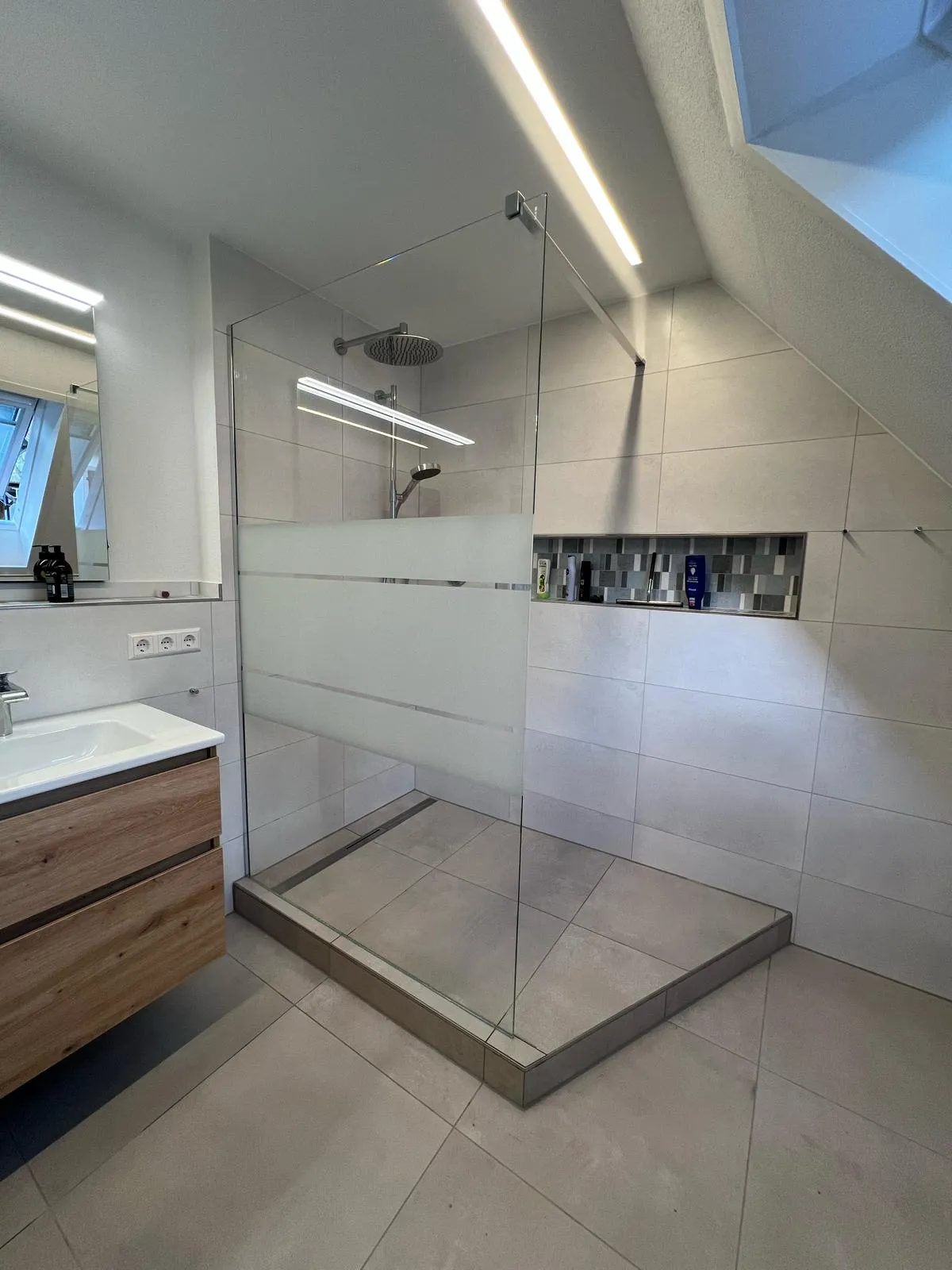 Walk-In-Dusche mit Glaswand und Regendusche im modernen Badezimmer.