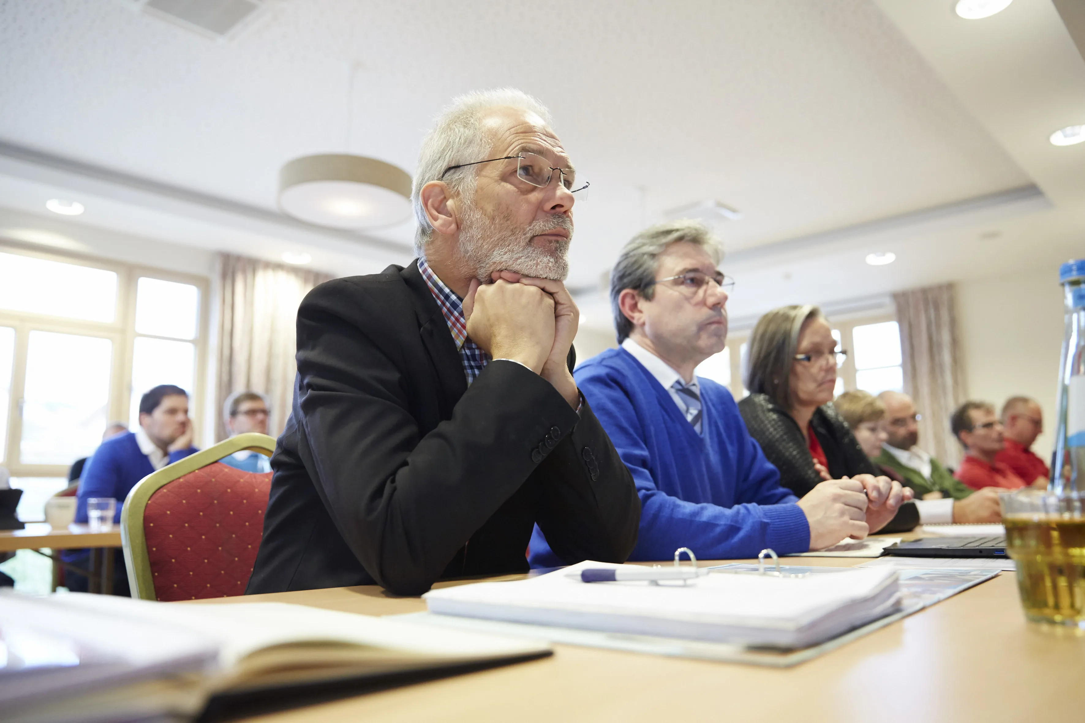 Zwei Männliche Teilnehmer eines Workshops von bad & heizung zum Thema Strategie.