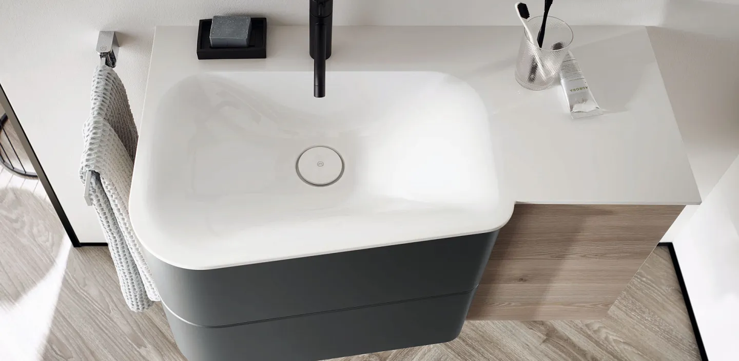 Von oben fotografiertes Burgbad Badu-Einbau-Waschbecken mit einer weißer Mineralgussoberfläche und einem mattschwarzen Wasserhahn.