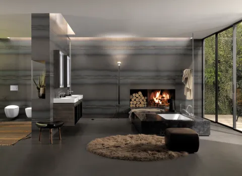 Großzügiges Wohnbadezimmer mit Badewanne und Kamin