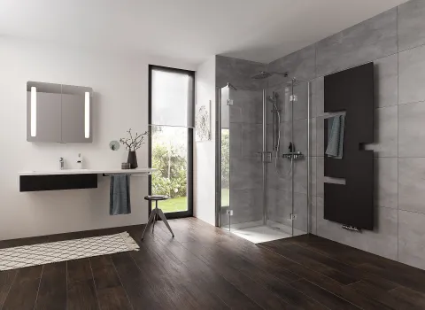 Badezimmer mit Eck-Dusche Aperto und Wandverkleidung RenoDeco von HSK.