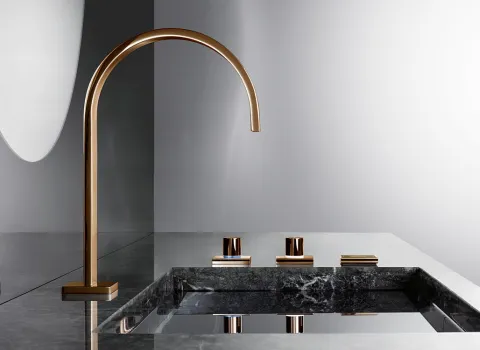 Armatur MEM von Dornbracht in Kupfer auf Natursteinwaschtisch