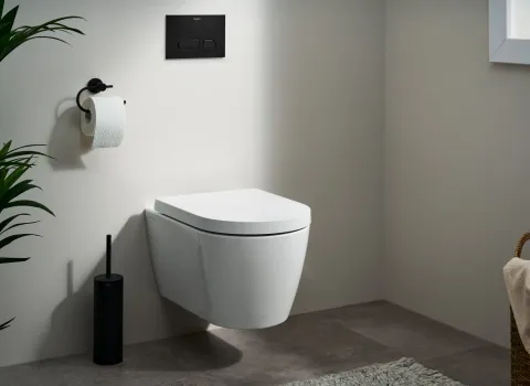 Ein modernes, wandhängendes WC von Duravit ist in einem hellen Badezimmer mit minimalistischer Einrichtung montiert.