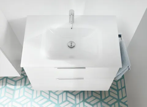 Glas-Waschtisch der Serie Eqio von burgbad mit weißem Unterschrank.