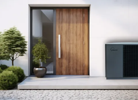 Wärmepumpe SolvisLea Premium von Solvis vor einem modernen Einfamilienhaus. 