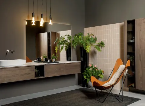 Großzügiges Badezimmer mit freischwebendem Holz-Waschtisch, Pflanzen, warmem Licht und modernem Design von Stocco.