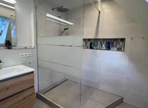 Walk-In-Dusche mit Glaswand und Regendusche im modernen Badezimmer.