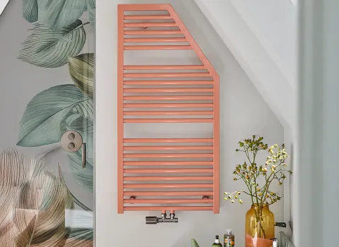 Badheizkörper aus der Kollektion Line vom Hersteller HSK in Korallfarbe mit Sondermaßen, um unter eine Dachschräge zu passen.
