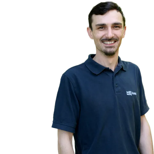 Kundendienst-Experte Kevin Lehmann vor neutralen Hintergrund.