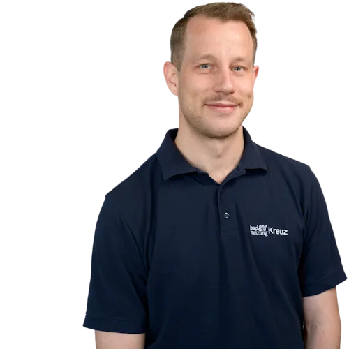 Heizungs- und Energieexperte Simon Koch vor neutralen Hintergrund.