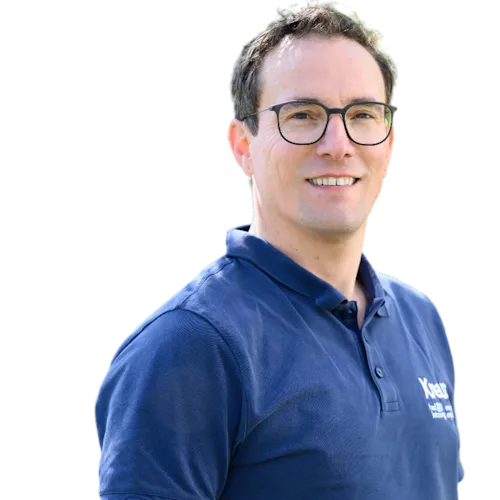 Badezimmer- und Wohnraum-Experte Michael Wolf vor neutralen Hintergrund.