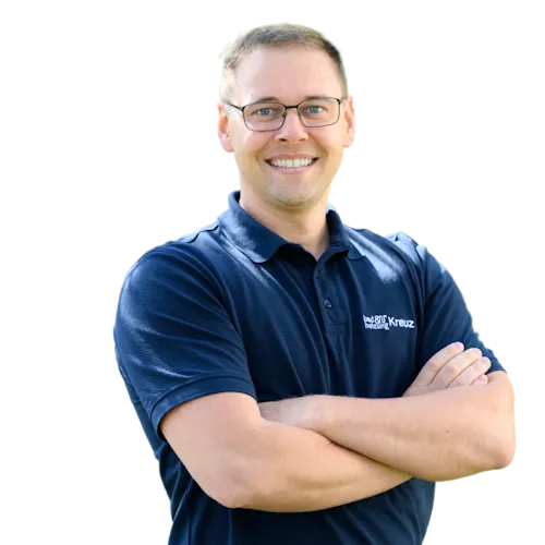 Heizungs-Experte Igor Ales vor neutralen Hintergrund.