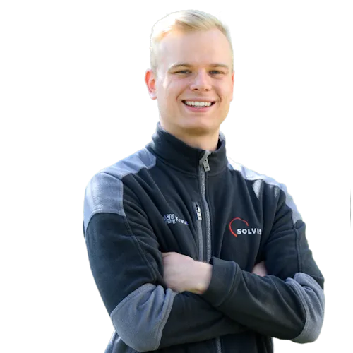 Kundendienstleiter Fabian Jakob vor neutralen Hintergrund.