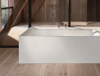 Badewanne BetteLux in Weiß auf Holzfußboden