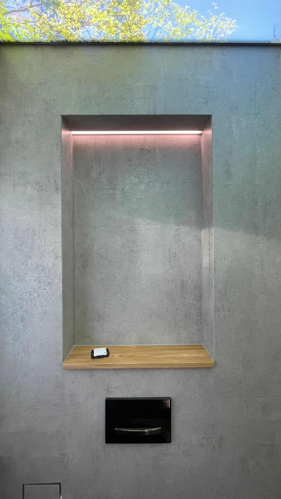 Ein Referenzbad mit einer beleuchteten Ablage.