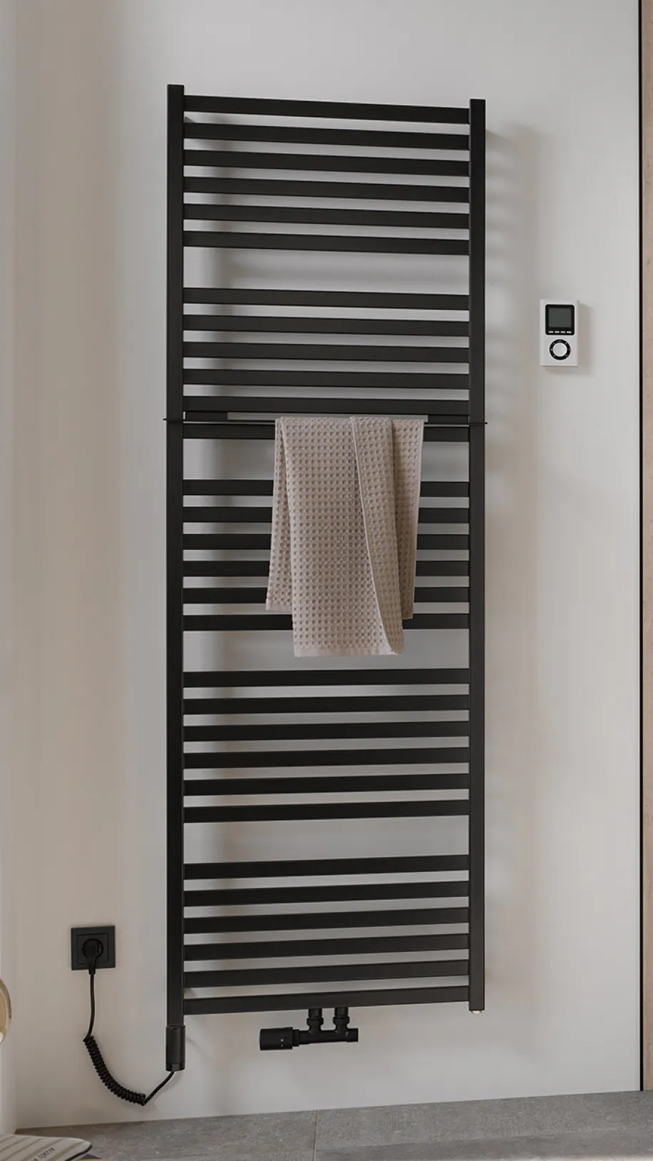 Badheizkörper HSK Line Aero mit Heizstab und Handtuchhalter.