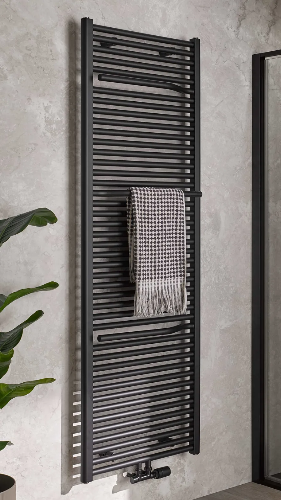 Badheizkörper Line Plus vom Hersteller HSK mit Handtuchhalter.