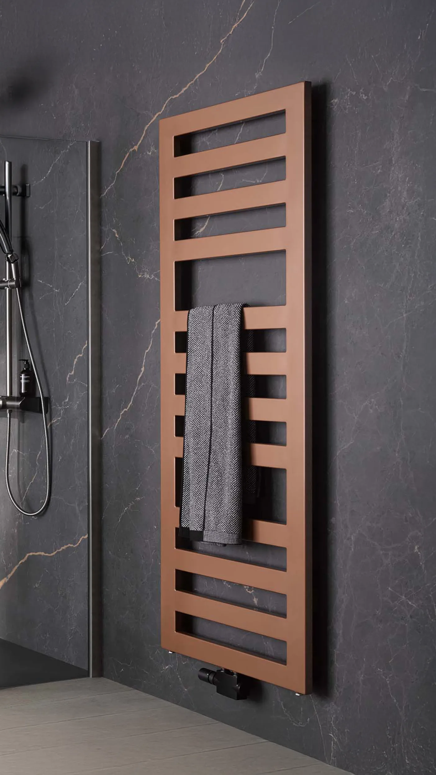 Badheizkörper Semprio vom Hersteller HSK im dunklen Bad.