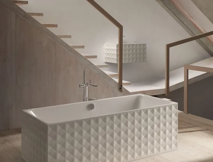 Badewanne BetteLoft Ornament freistehend auf hellen Holzfußboden