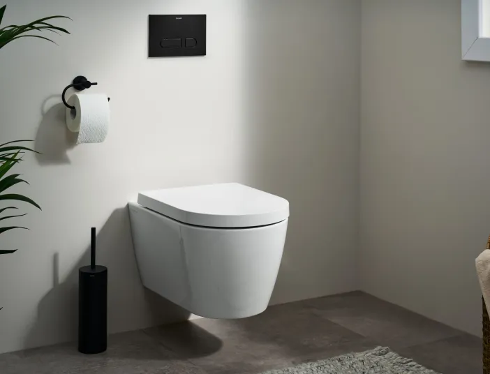 Ein modernes, wandhängendes WC von Duravit ist in einem hellen Badezimmer mit minimalistischer Einrichtung montiert.