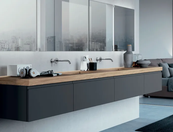 Großzügiges Badezimmer von Stocco mit langem, schwebendem Doppelwaschtisch in Grau, Holzabdeckung und wandmontierten Armaturen vor Spiegelfront..